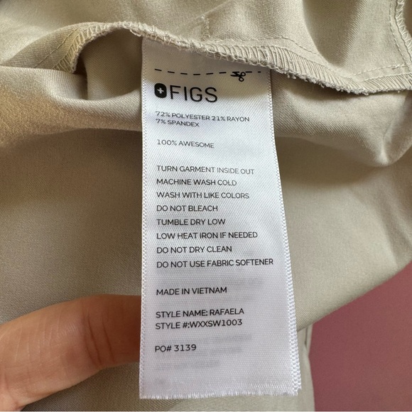 FIGS Rafaela Oversized Scrub Top - Picture 4 of 6